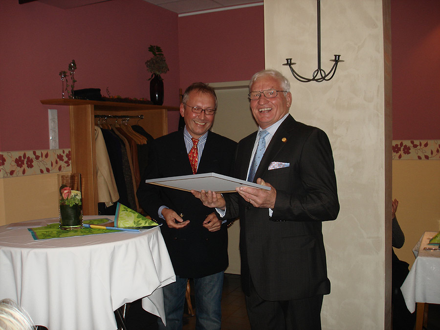 Gerhard Hilsamer von der Handwerkskammer gratuliert Hans Schwebach zum 50. Jubiläum der Meisterprüfung