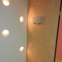 Arbeiten mit Licht. In diese Wand wurden Lichtkegel versenkt eingebaut und sorgen für ein angenehme, indirekte Lichtakzente.